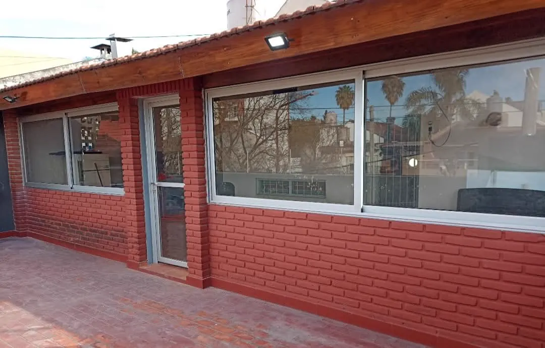 Frente completo de aluminio con puerta y paños corredizos